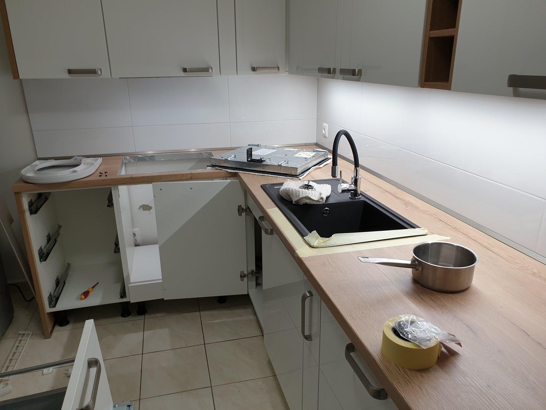 Kuchynské LED osvetlenie počas montáže