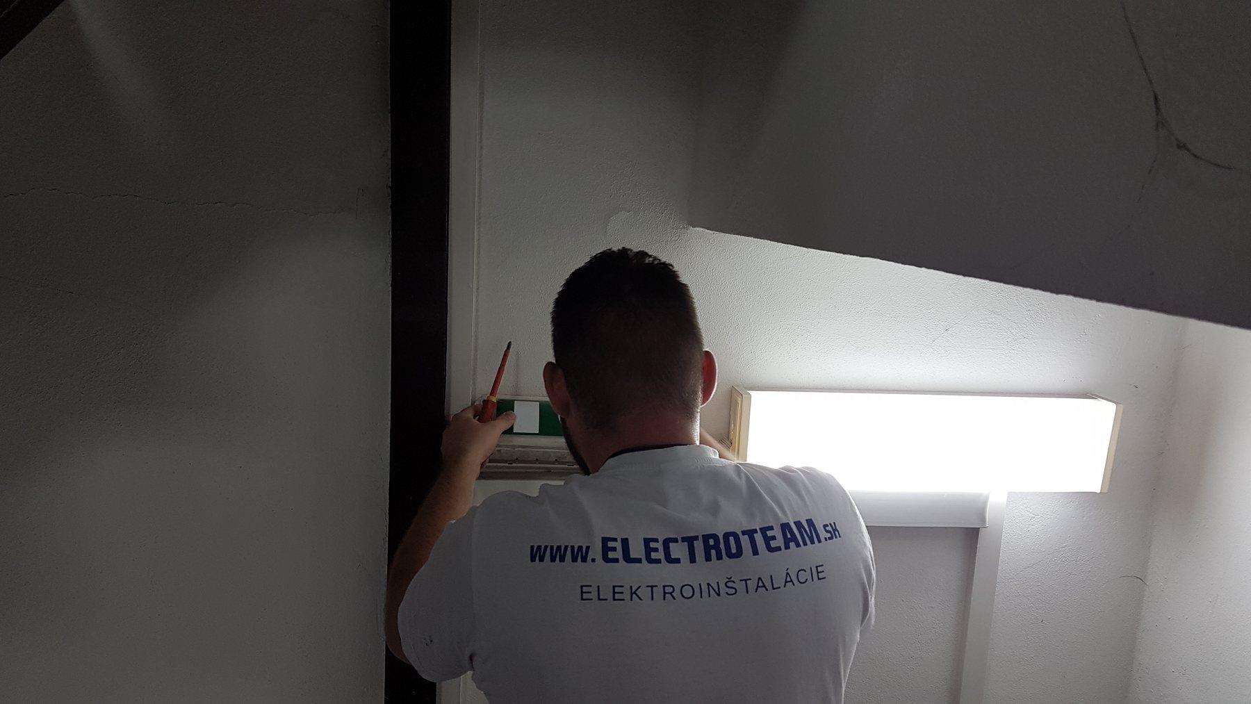 Technik Electro Team pri montáži osvetlenia